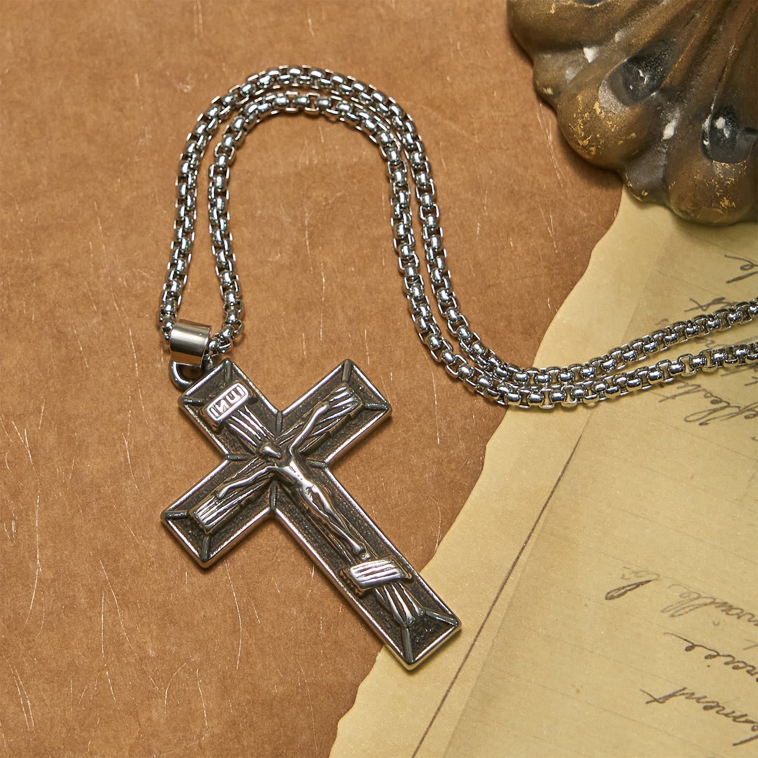 Collar con Dije Crucifijo Estilo Retro Clásico: Emblema de Fe