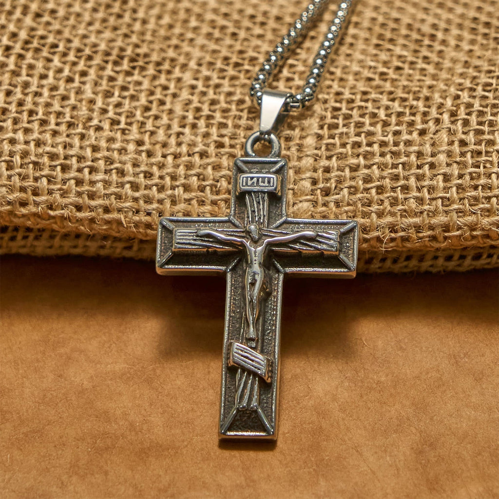 Collar con Dije Crucifijo Estilo Retro Clásico: Emblema de Fe