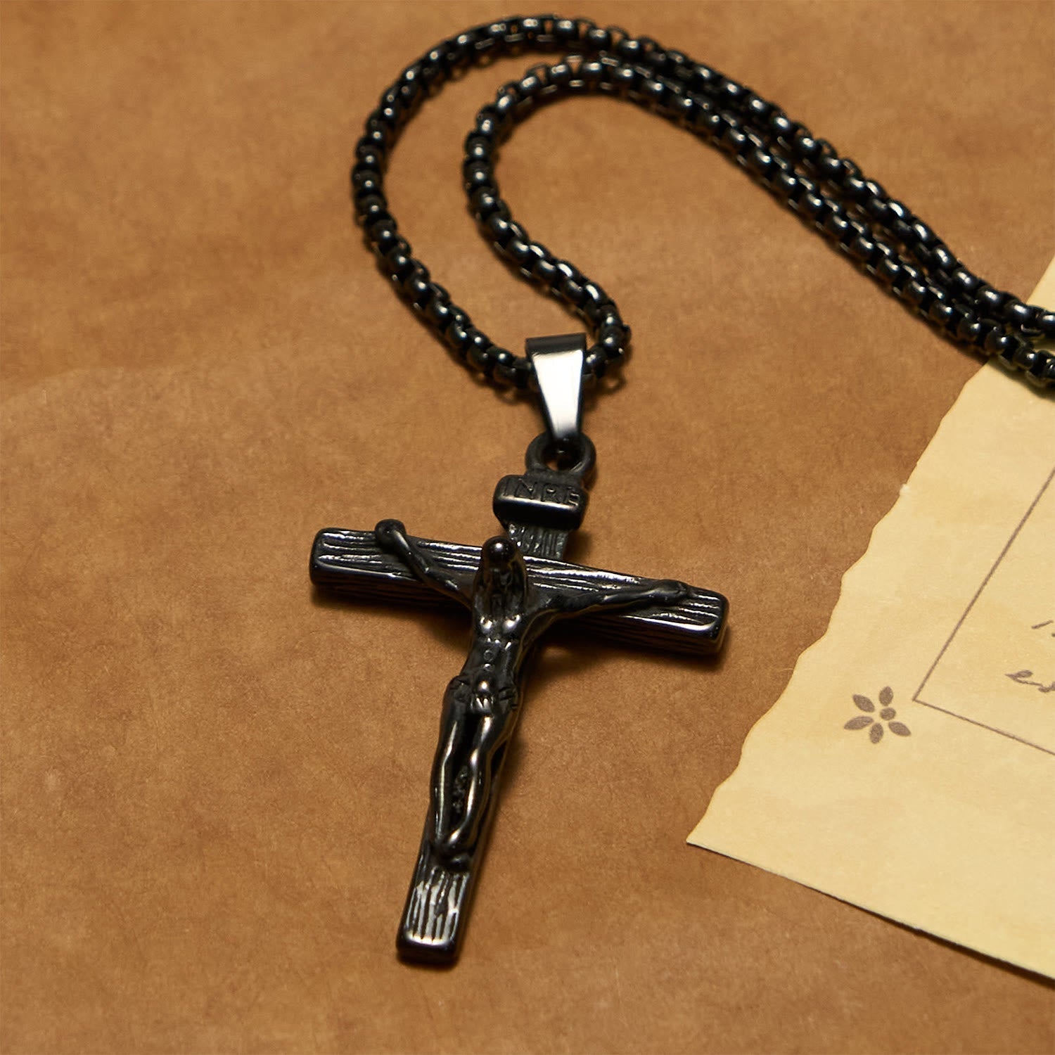 Collar con Dije Crucifijo en 3 Colores: Amuleto Divino de Fe