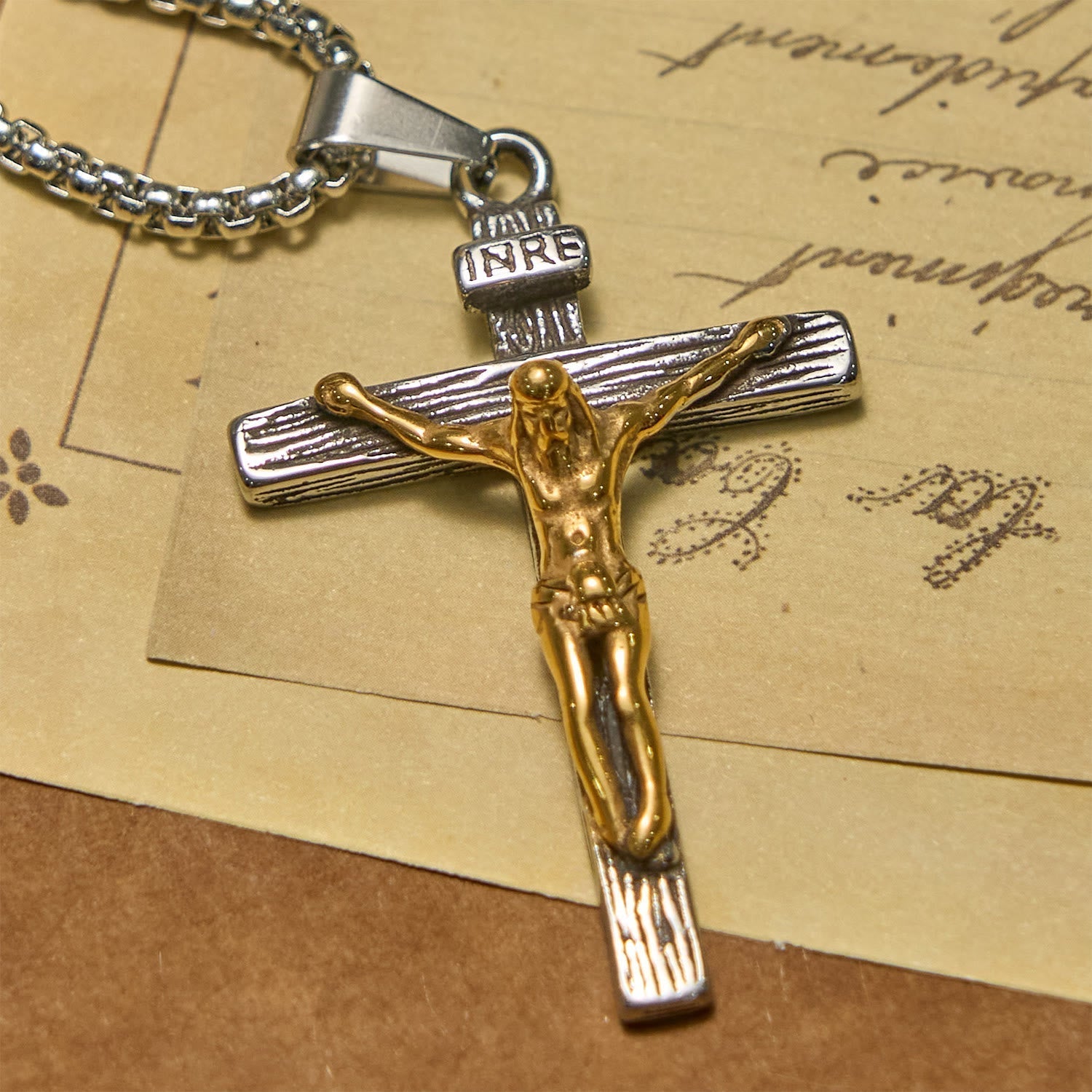Collar con Dije Crucifijo en 3 Colores: Amuleto Divino de Fe