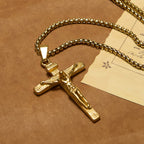 Collar con Dije Crucifijo en 3 Colores: Amuleto Divino de Fe