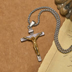 Collar con Dije Crucifijo en 3 Colores: Amuleto Divino de Fe