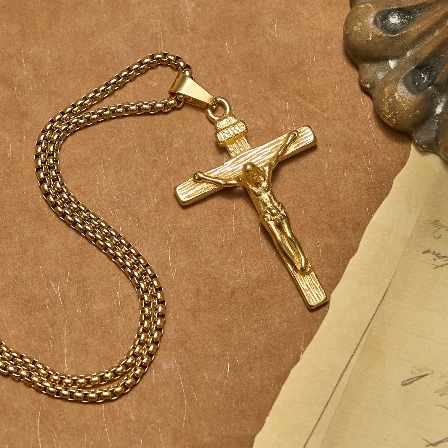 Collar con Dije Crucifijo en 3 Colores: Amuleto Divino de Fe