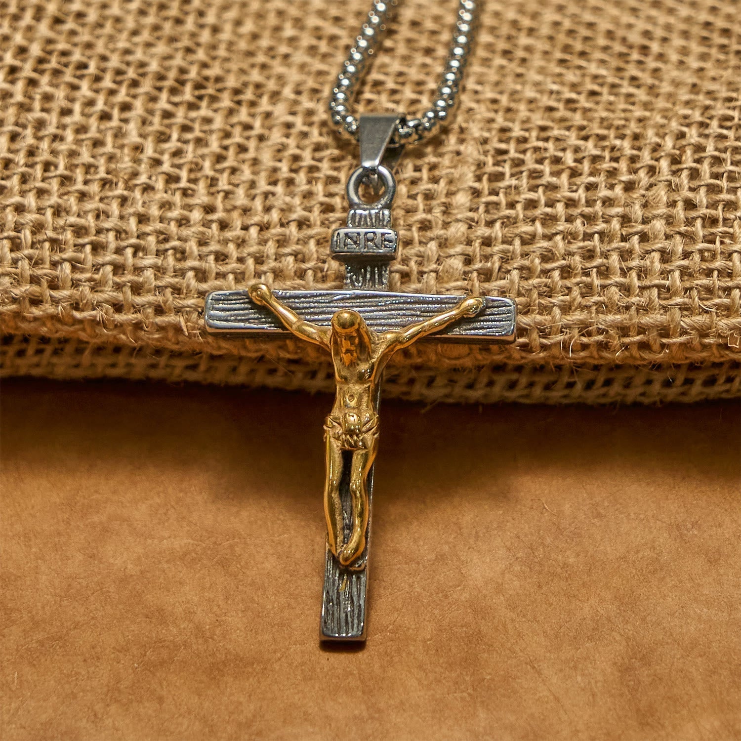 Collar con Dije Crucifijo en 3 Colores: Amuleto Divino de Fe