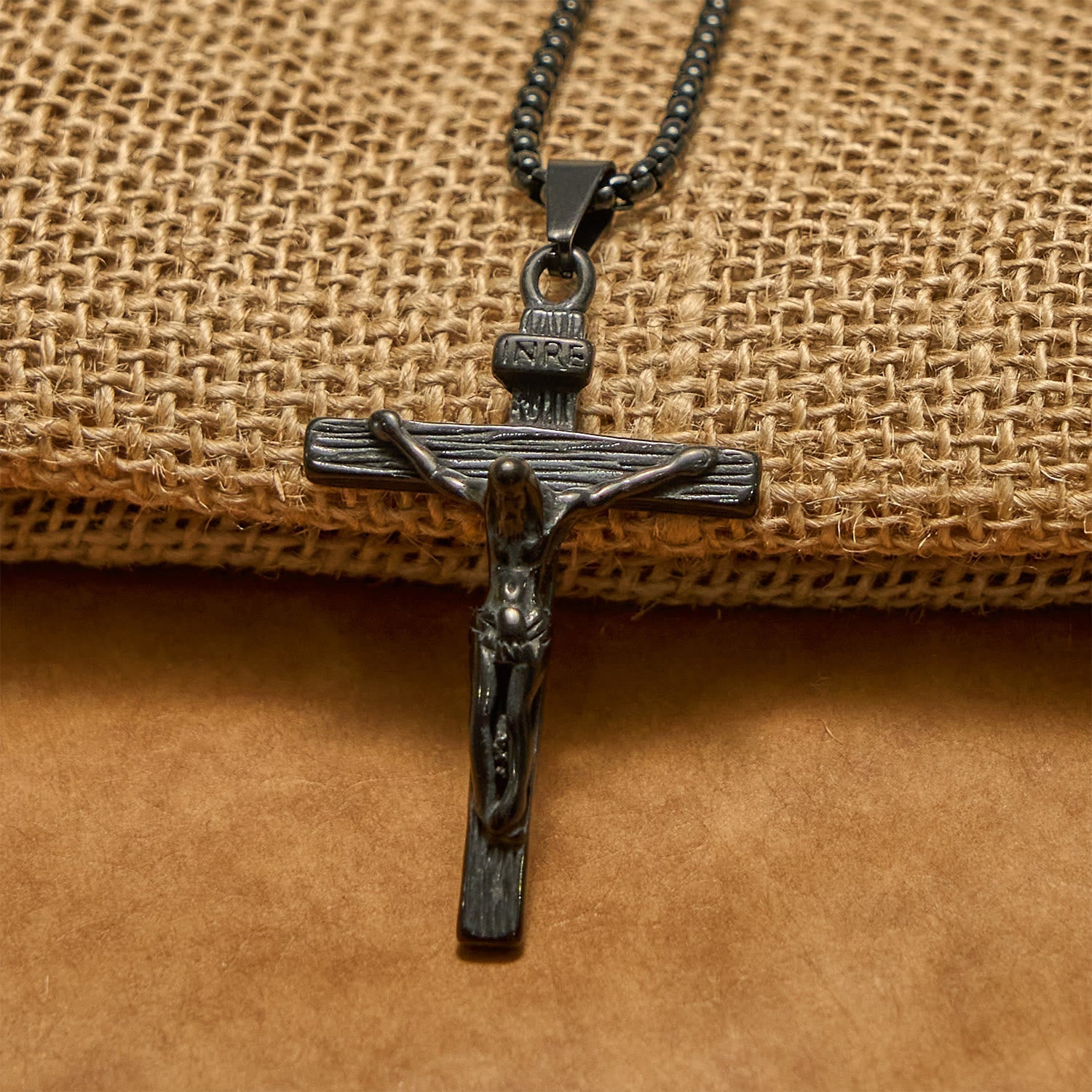 Collar con Dije Crucifijo en 3 Colores: Amuleto Divino de Fe