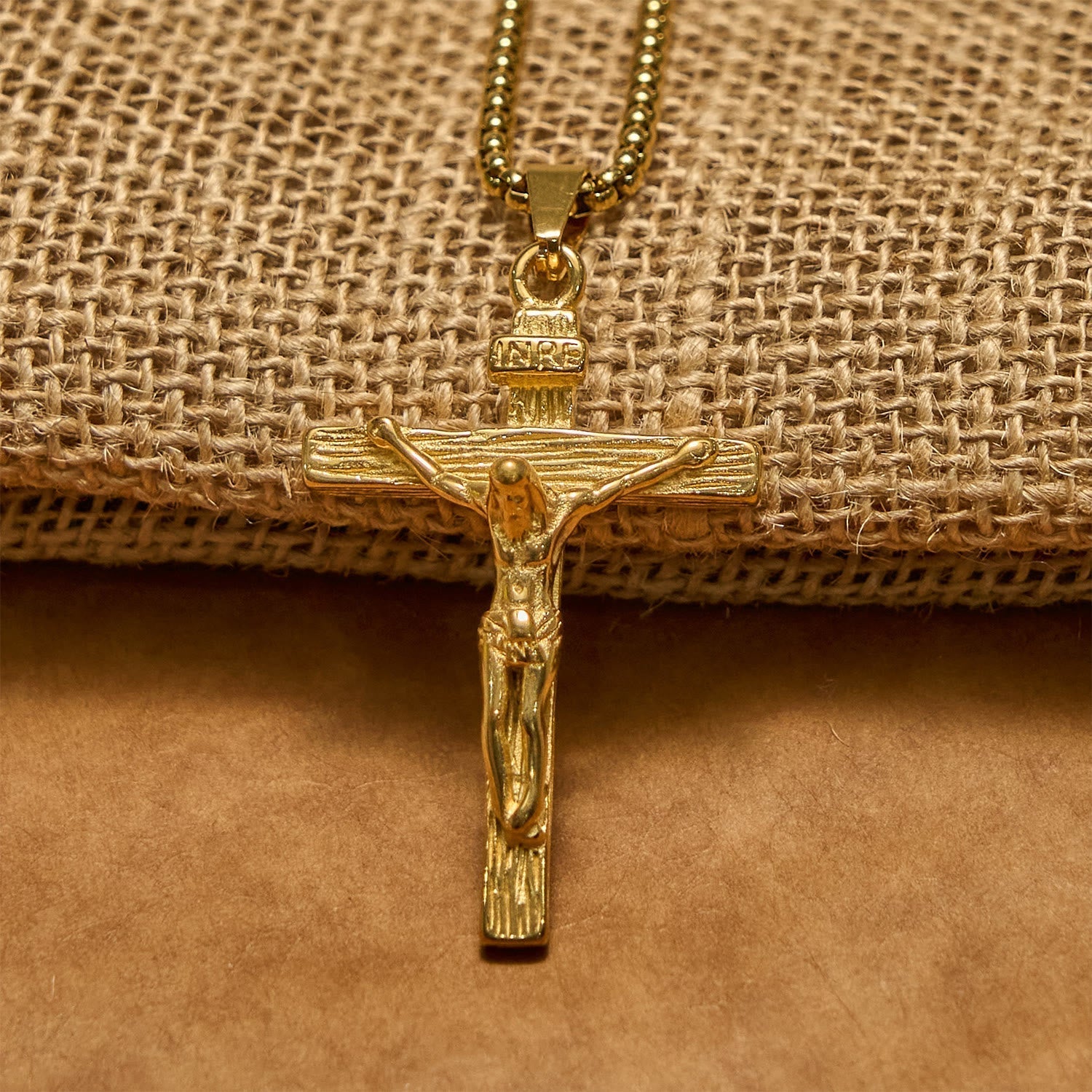 Collar con Dije Crucifijo en 3 Colores: Amuleto Divino de Fe