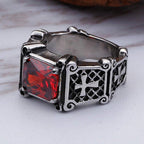 Anillo de Pareja con Cruz de Gemas Rojas y Negras: Símbolo de Fe y Estilo