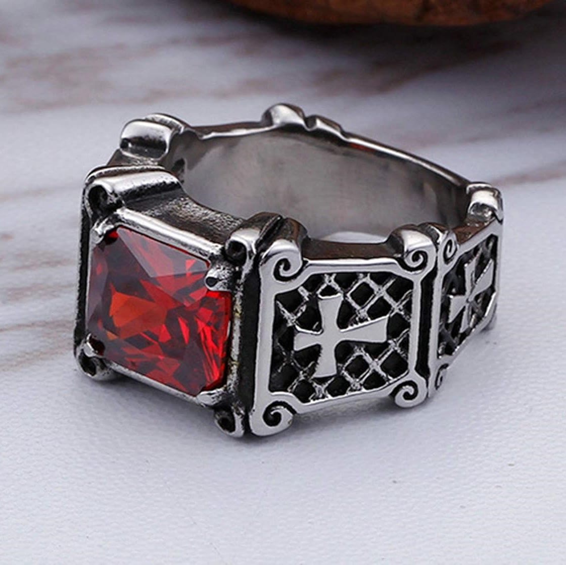 Anillo de Pareja con Cruz de Gemas Rojas y Negras: Símbolo de Fe y Estilo