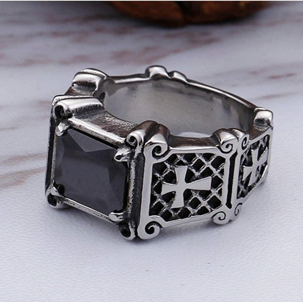 Anillo de Pareja con Cruz de Gemas Rojas y Negras: Símbolo de Fe y Estilo