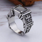 Anillo de Pareja con Cruz de Gemas Rojas y Negras: Símbolo de Fe y Estilo
