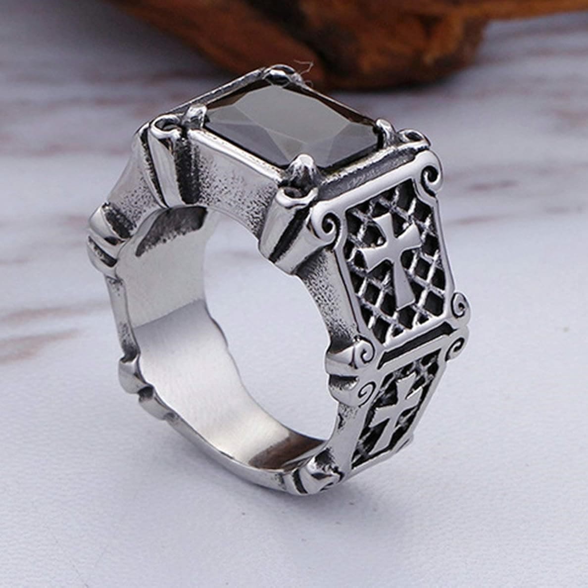Anillo de Pareja con Cruz de Gemas Rojas y Negras: Símbolo de Fe y Estilo