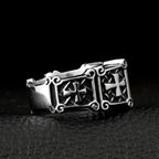 Anillo de Pareja con Cruz de Gemas Rojas y Negras: Símbolo de Fe y Estilo