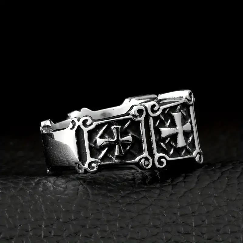 Anillo de Pareja con Cruz de Gemas Rojas y Negras: Símbolo de Fe y Estilo