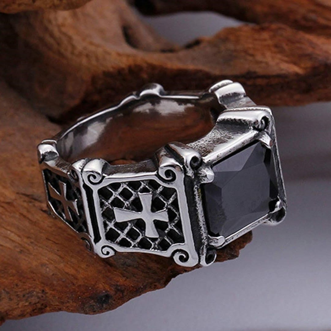 Anillo de Pareja con Cruz de Gemas Rojas y Negras: Símbolo de Fe y Estilo