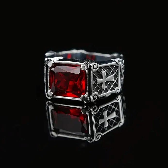 Anillo de Pareja con Cruz de Gemas Rojas y Negras: Símbolo de Fe y Estilo