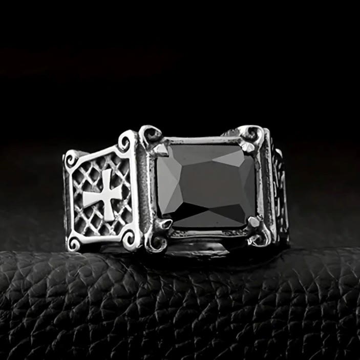 Anillo de Pareja con Cruz de Gemas Rojas y Negras: Símbolo de Fe y Estilo