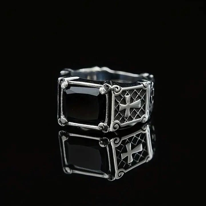 Anillo de Pareja con Cruz de Gemas Rojas y Negras: Símbolo de Fe y Estilo