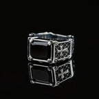 Anillo de Pareja con Cruz de Gemas Rojas y Negras: Símbolo de Fe y Estilo