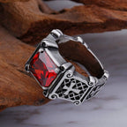 Anillo de Pareja con Cruz de Gemas Rojas y Negras: Símbolo de Fe y Estilo