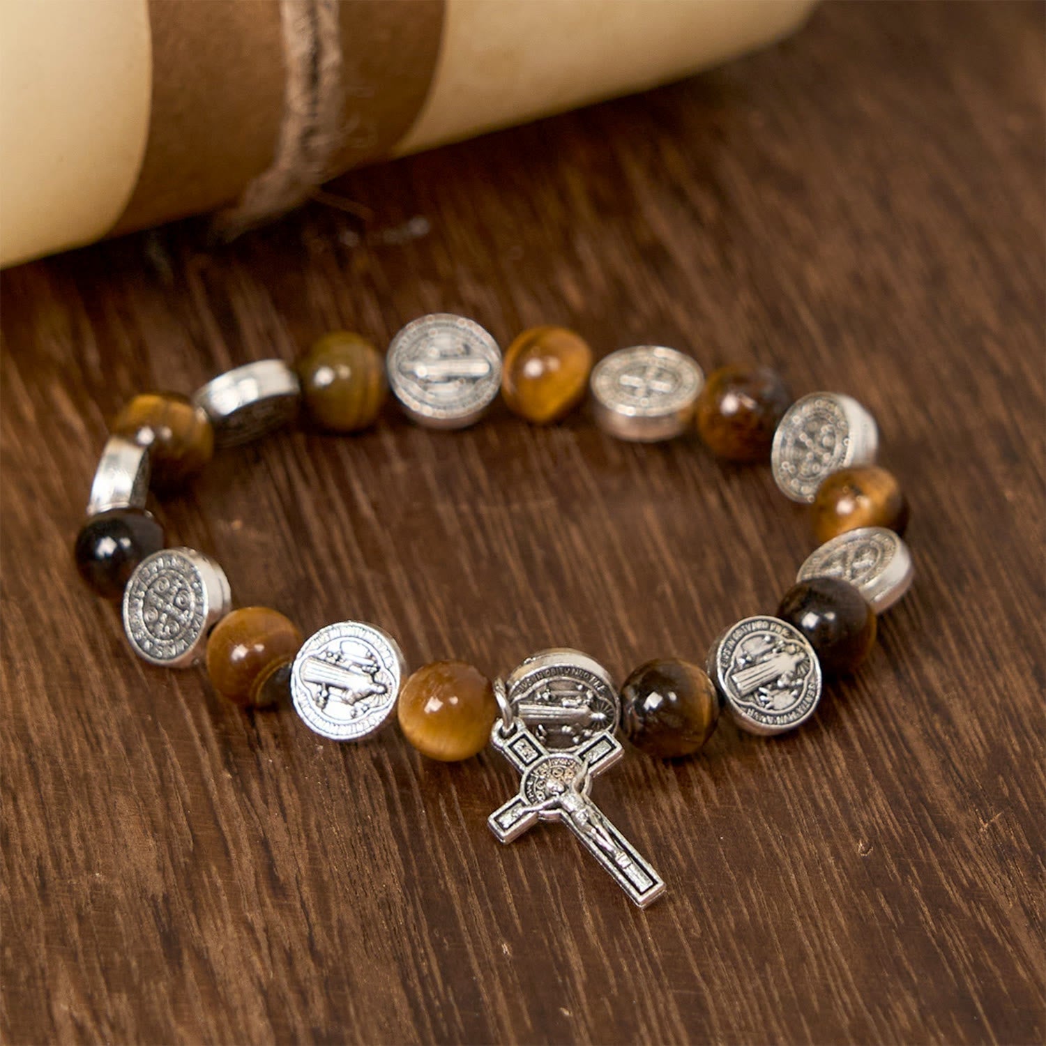 Pulsera de Ojo de Tigre con Símbolo de San Benito: Mezcla de Fe y Belleza