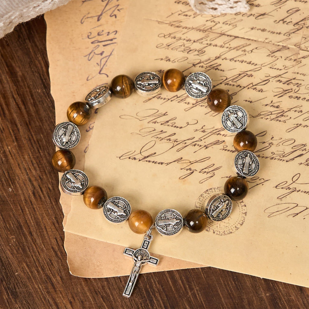 Pulsera de Ojo de Tigre con Símbolo de San Benito: Mezcla de Fe y Belleza