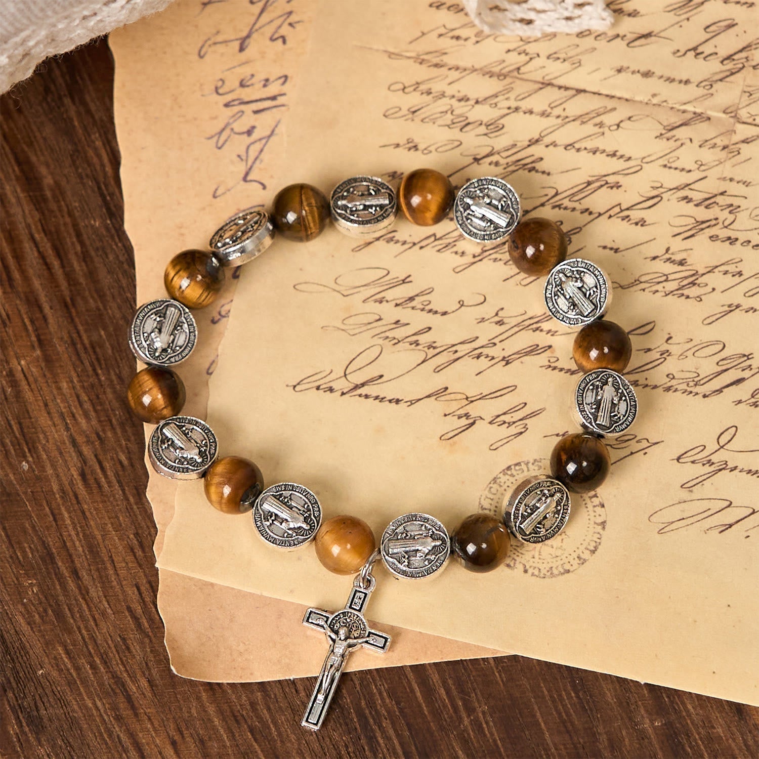 Pulsera de Ojo de Tigre con Símbolo de San Benito: Mezcla de Fe y Belleza