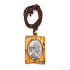 Collar con Dije de la Virgen María en Madera de Olivo y Metal: Recuerdo Devocional Eterno