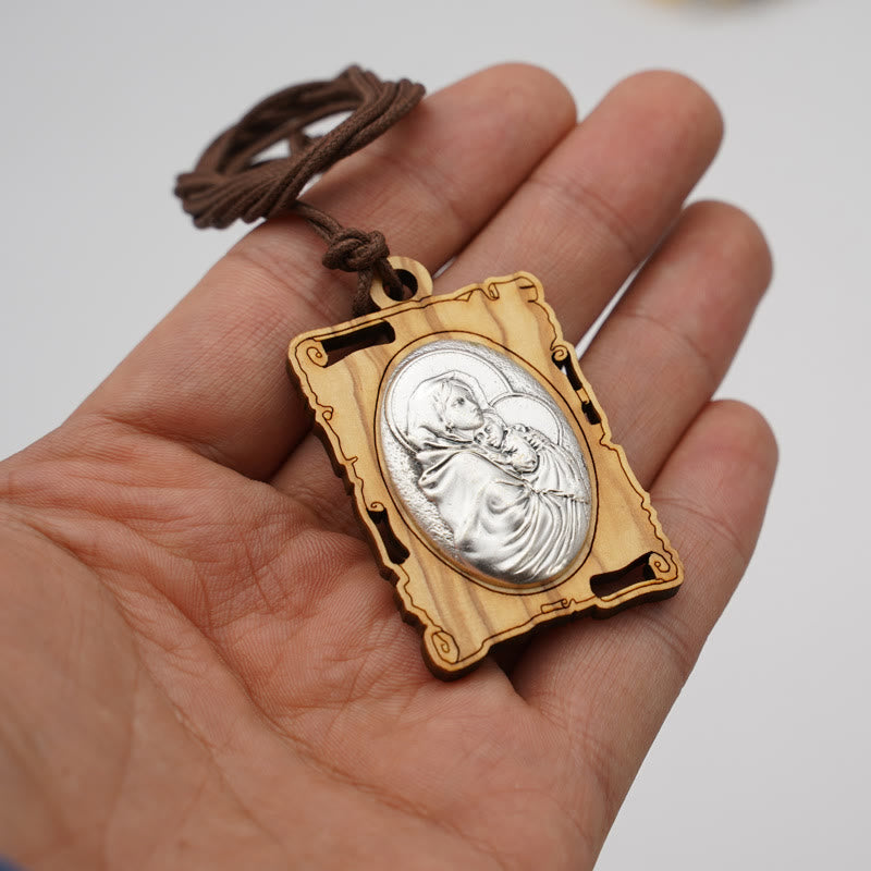 Collar con Dije de la Virgen María en Madera de Olivo y Metal: Recuerdo Devocional Eterno