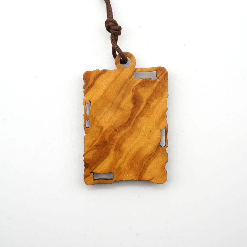 Collar con Dije de la Virgen María en Madera de Olivo y Metal: Recuerdo Devocional Eterno