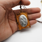 Collar con Dije de la Virgen María en Madera de Olivo y Metal: Recuerdo Devocional Eterno