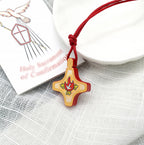 Collar con Dije de Cruz de Madera del Espíritu Santo y Medalla Esmaltada Roja