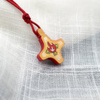 Collar con Dije de Cruz de Madera del Espíritu Santo y Medalla Esmaltada Roja