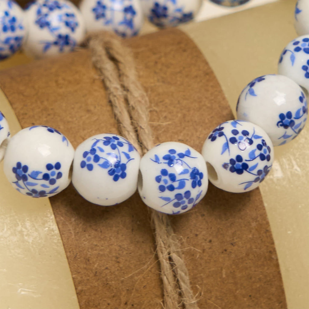 Pulsera Floral de Cuentas Azules y Blancas con Medalla Milagrosa