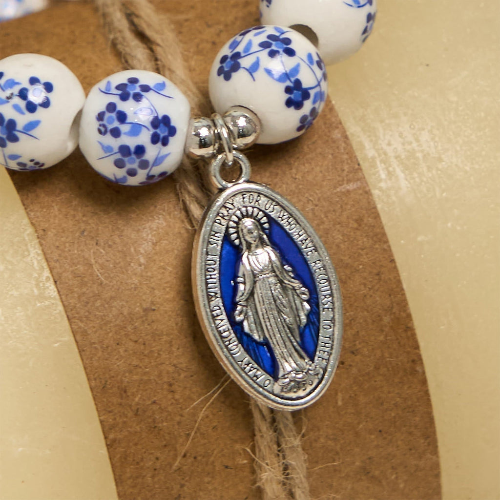 Pulsera Floral de Cuentas Azules y Blancas con Medalla Milagrosa