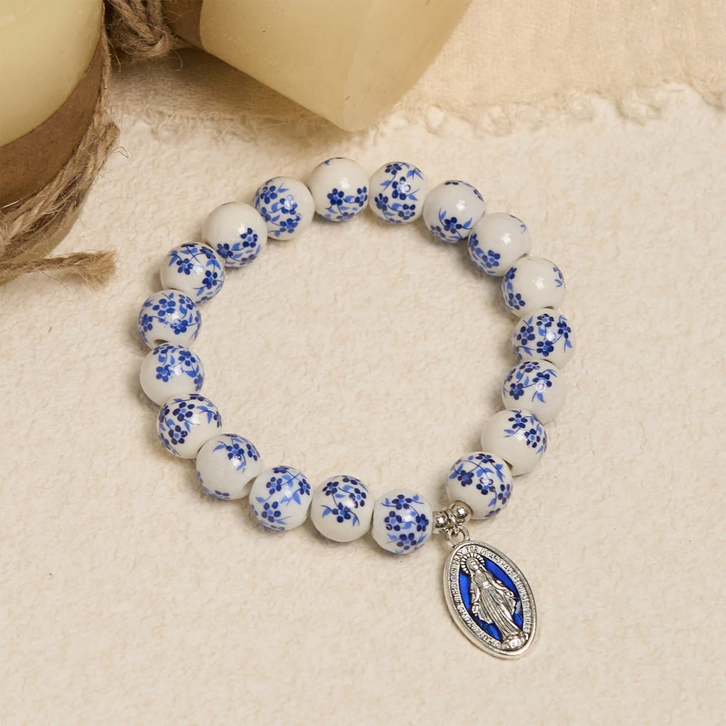 Pulsera Floral de Cuentas Azules y Blancas con Medalla Milagrosa