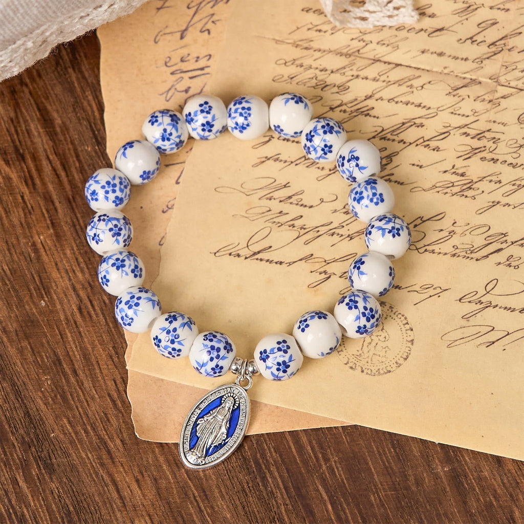 Pulsera Floral de Cuentas Azules y Blancas con Medalla Milagrosa
