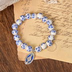 Pulsera Floral de Cuentas Azules y Blancas con Medalla Milagrosa