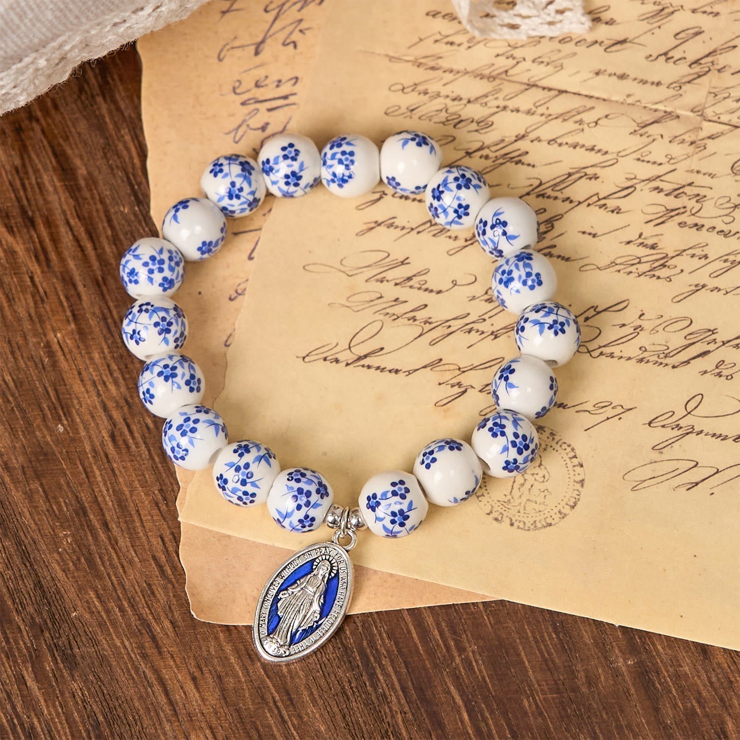 Pulsera Floral de Cuentas Azules y Blancas con Medalla Milagrosa