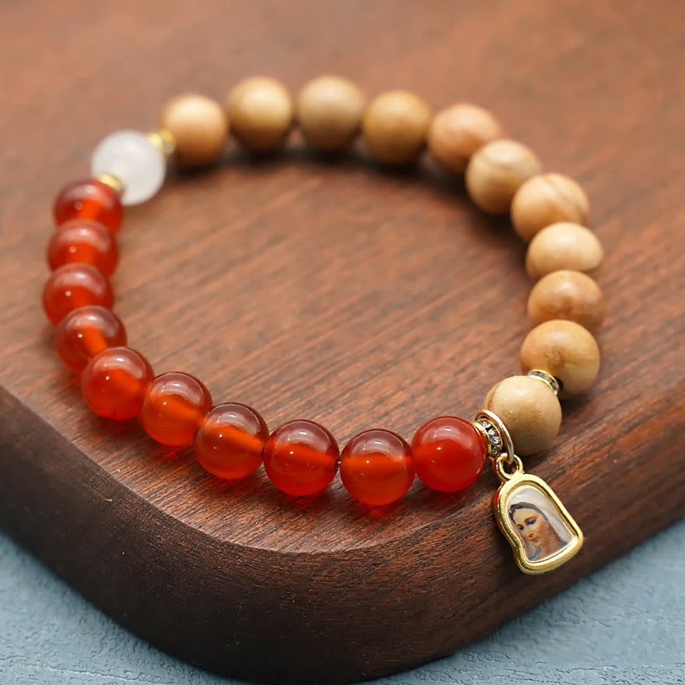 Pulseras de Cuentas de Ágata Roja y Calcedonia Blanca con Dije de la Virgen: Señal de Devoción