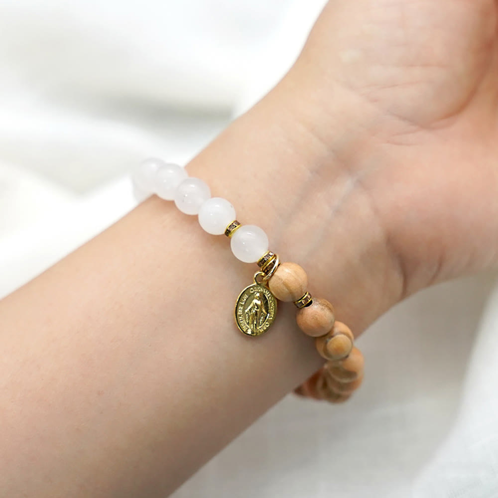 Pulseras de Cuentas de Ágata Roja y Calcedonia Blanca con Dije de la Virgen: Señal de Devoción