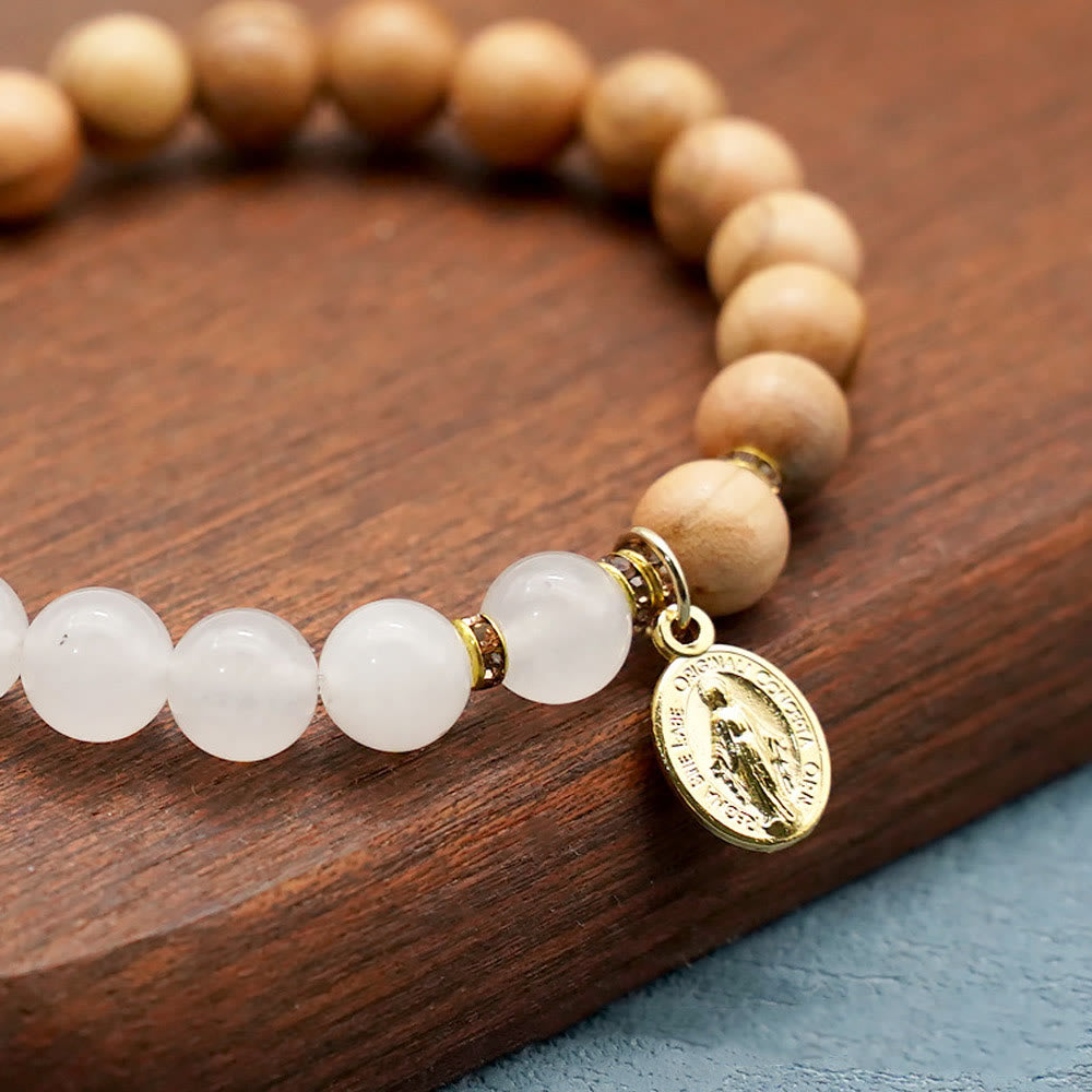 Pulseras de Cuentas de Ágata Roja y Calcedonia Blanca con Dije de la Virgen: Señal de Devoción