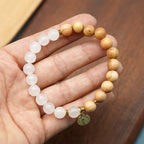 Pulseras de Cuentas de Ágata Roja y Calcedonia Blanca con Dije de la Virgen: Señal de Devoción