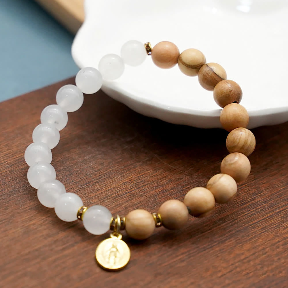 Pulseras de Cuentas de Ágata Roja y Calcedonia Blanca con Dije de la Virgen: Señal de Devoción