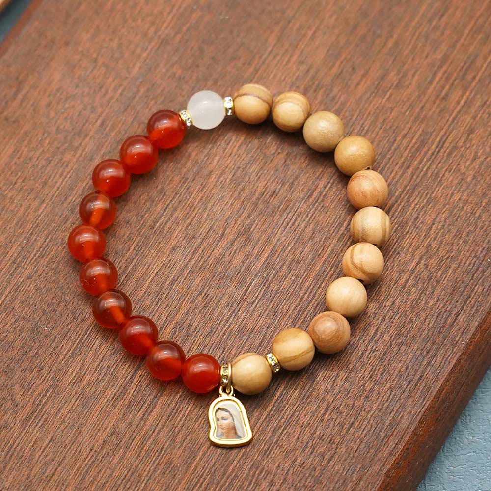 Pulseras de Cuentas de Ágata Roja y Calcedonia Blanca con Dije de la Virgen: Señal de Devoción