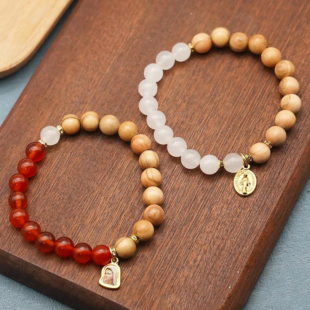Pulseras de Cuentas de Ágata Roja y Calcedonia Blanca con Dije de la Virgen: Señal de Devoción