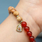Pulseras de Cuentas de Ágata Roja y Calcedonia Blanca con Dije de la Virgen: Señal de Devoción