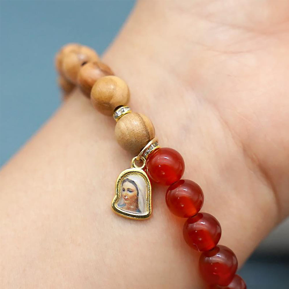 Pulseras de Cuentas de Ágata Roja y Calcedonia Blanca con Dije de la Virgen: Señal de Devoción