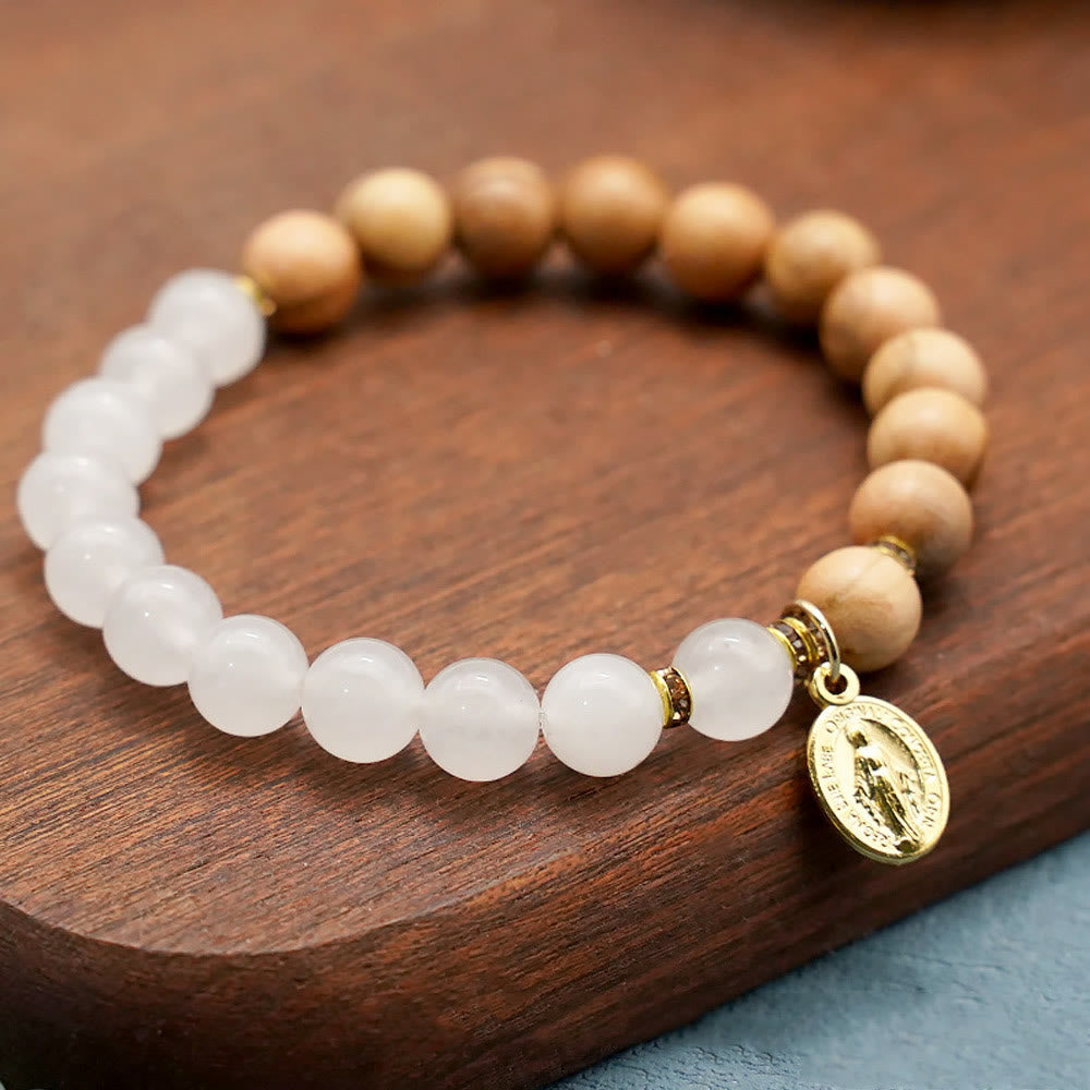 Pulseras de Cuentas de Ágata Roja y Calcedonia Blanca con Dije de la Virgen: Señal de Devoción