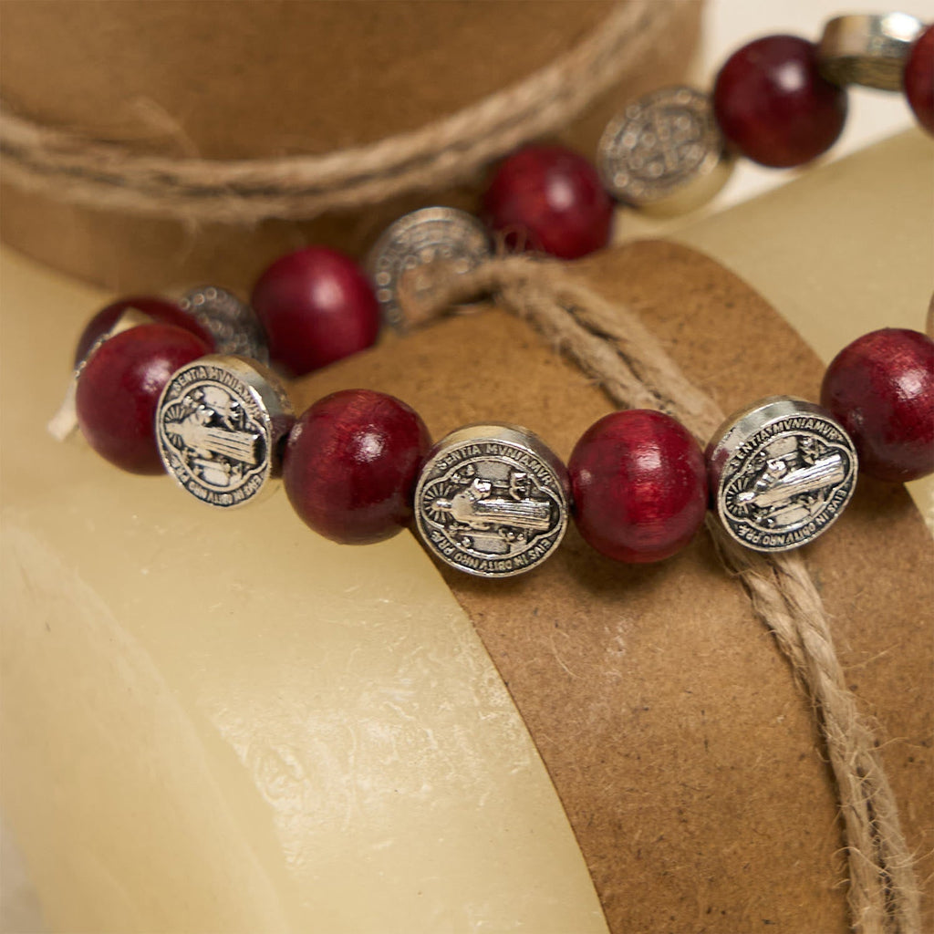 Pulsera Vintage de Cuentas Rojas con Dije de San Benito: Símbolo Preciado de Guía Santa