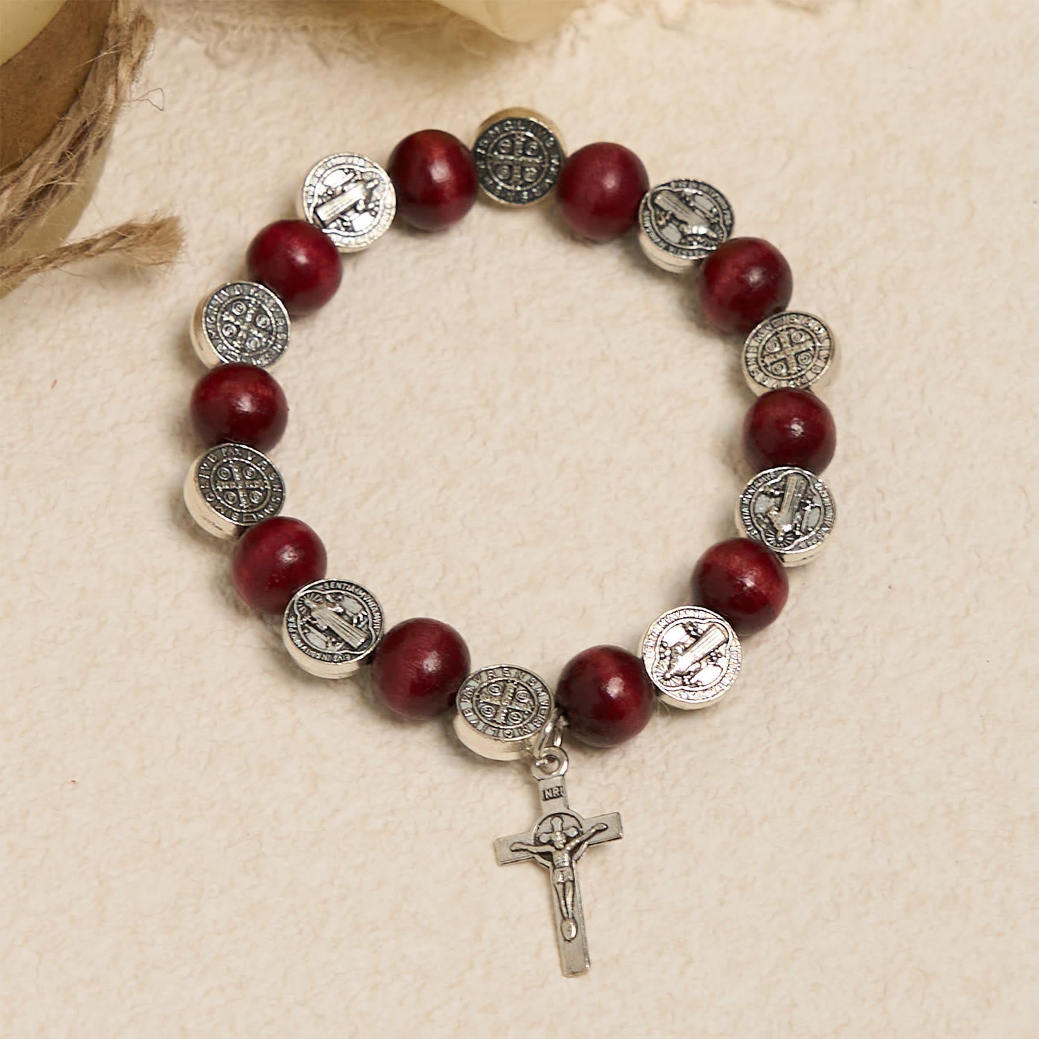 Pulsera Vintage de Cuentas Rojas con Dije de San Benito: Símbolo Preciado de Guía Santa